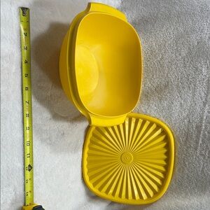 Tupperware Vibrant Yellow Round Lid-vintage
